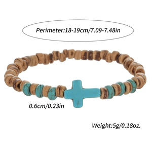 Detalle de pulsera de cuentas vintage con perlas de madera de 6mm y colgante de cruz azul