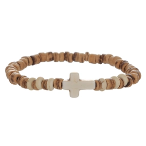 Detalle de pulsera religiosa con cuentas de cáscara de coco y colgante de cruz blanca