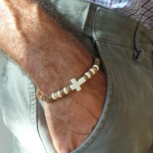 Pulsera para hombre con cuentas de madera marrón y colgante de cruz blanca