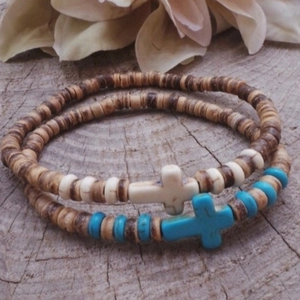 Handgemaakte kokosnootschaal en turquoise kruis kralen armbandenset met houten kralen