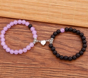Dettaglio della chiusura a cuore magnetica per bracciali in perline viola e nere