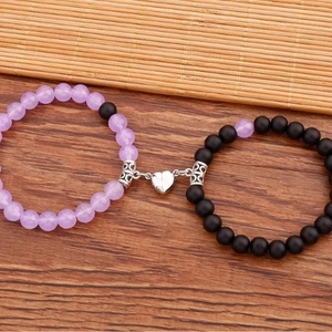 Braccialetti di coppia magnetici a forma di cuore con perline viola e nere su legno