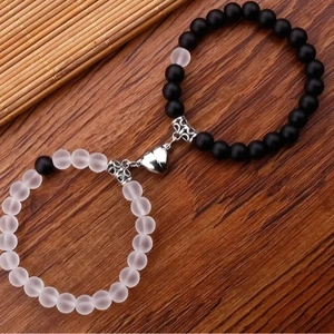 Bracciali magnetici cuore coppia con perline opache bianche e nere e dettagli argento