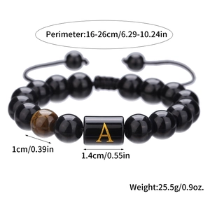 Pulsera ajustable de cuentas de ónix negro de 10mm con letra A dorada en fondo blanco