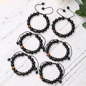 Pulsera ajustable de cuentas de ónix negro de 10mm con ojo de tigre e inicial dorada