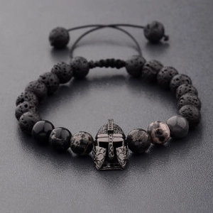 Détail du bracelet avec un casque de spartiate et la texture de la pierre de lave noire