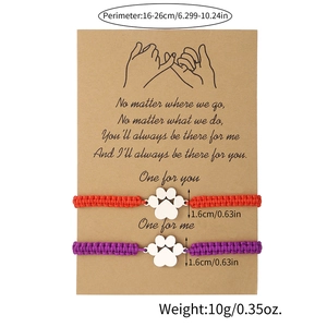 Ensemble de bracelets tressés avec empreinte de patte réglables sur carte cadeau