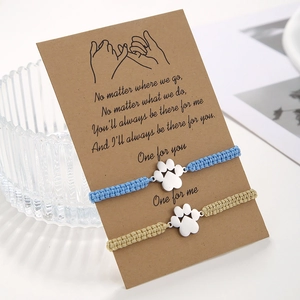 Détail de l'ensemble de bracelets tressés patte d'animal sur une carte message