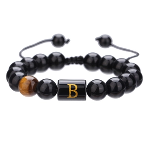 Pulsera de cuentas de ónice 10mm con cordón trenzado ajustable y letra B dorada en dije