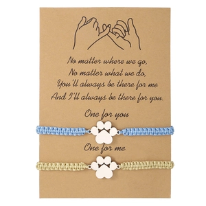 Coffret de bracelets tressés avec charmes patte en acier inoxydable sur carte cadeau