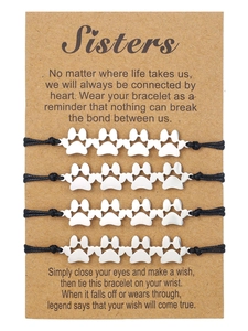 Détail de 4 bracelets pour sœurs avec breloques de pattes sur carte cadeau