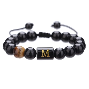 Pulsera ajustable de onix negro 10mm con letra M dorada y piedra ojo de tigre