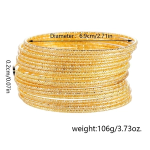 Detail van 20 stapelbare gouden armbanden met een diameter van 6,9 cm en dikte van 0,2 cm