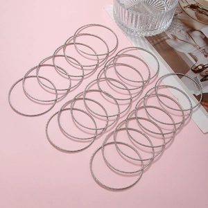 Set van 20 zilveren glitterarmbanden in een stijlvol bohemien minimalistisch design