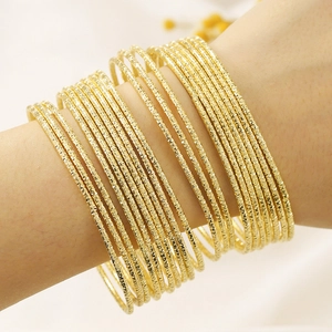 Set van 20 bohemien gouden stapelbare armbanden met diamantgeslepen afwerking voor dames