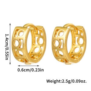 Orecchini a cerchio geometrici placcati in oro con motivi a traforo quadrati e tondi