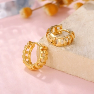 Orecchini a cerchio geometrici placcati oro con texture a righe verticali cave