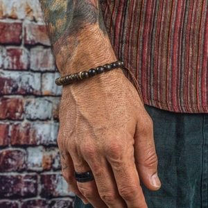 Bracelet rétro en perles pour hommes avec crâne et pierres sur fond de chemise à rayures