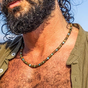 Collier hip-hop pour homme avec turquoise, perles de bois brun et intercalaires en métal