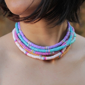 Collier ras du cou multicouche fait main en perles heishi colorées pour l'été