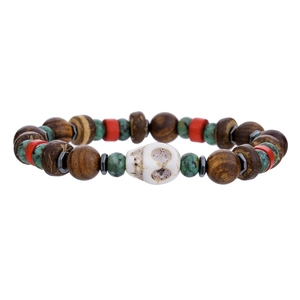 Bracelet perles avec crâne en bois et pierres turquoise style vintage sur fond blanc uni