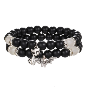Bracelets de couple en perles mates noires et blanches avec pendentifs chat et chauve-souris