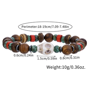 Vue détaillée du bracelet de perles crâne fait main avec turquoise et bois pour hommes