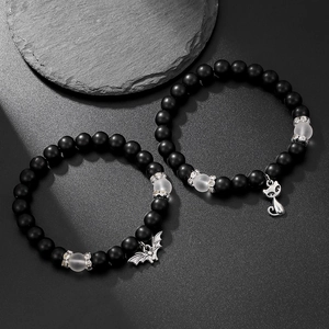 Bracelets de couple perlés noir mat avec pendentifs chauve-souris et chat sur pierre