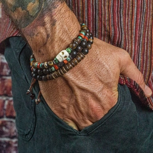 Gros plan détaillé du bracelet en perles fait main avec crâne en résine et bois
