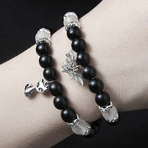 Bracelets en perles noires mates et translucides avec pendentifs chat et chauve-souris