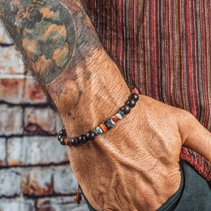Bracelet fait main pour homme avec perles noires mates et pierre naturelle carrée centrale