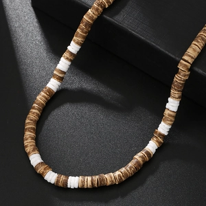 Bohemian herenketting van houten en witte kleischijven met een natuurlijk ontwerp