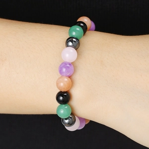 Detail eines 8mm elastischen Perlenarmbands mit natürlichen Tigerauge- und Amethyststeinen