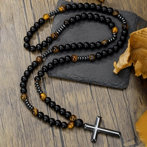 Religieuze herenketting met tijgeroog kralen en een metalen kruisvormige hanger