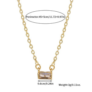Specifiche dettagliate per collana con pietra portafortuna dorata e catena 45+5cm
