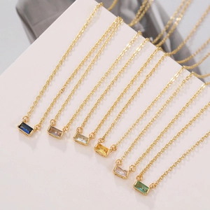 Collezione di collane portafortuna placcate oro con ciondoli rettangolari in zircone in sei colori