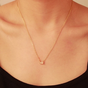 Primo piano di una collana con ciondolo pietra portafortuna placcata oro 18k