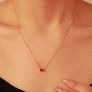 Dettaglio della collana placcata oro 18 carati con ciondolo rettangolare in zircone rosso