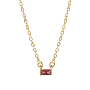 Dettaglio macro della collana placcata oro con pendente rettangolare in zircone rosa