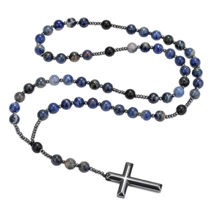 Detail van blauwe sodaliet- en hematietkralen met metalen kruisvormige hanger voor heren