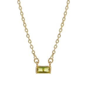 Dettaglio del ciondolo in zircone verde smeraldo con catena placcata oro 18 carati