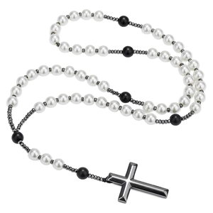 Detail van rozenkrans ketting met witte parels, zwarte kralen en metalen kruis hanger