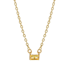 Dettaglio del ciondolo rettangolare in zircone giallo su una catena dorata elegante