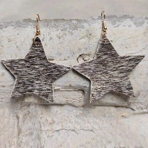 Detailopname van western ster-oorbellen met bruin en wit imitatiebont voor boho-stijl