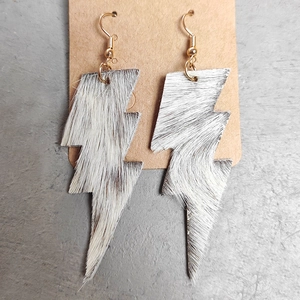 Pendientes de rayo chic con estampado animal gris y blanco y textura de piel