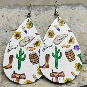 Dettaglio di orecchini a goccia in ecopelle con motivi di cowboy western e girasole
