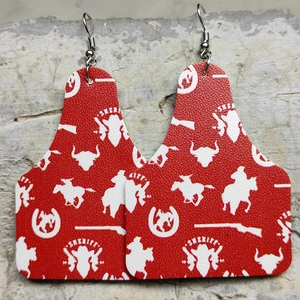 Dettaglio di orecchini in pelle rossa stile Western con stampe di Sheriff e cowboy