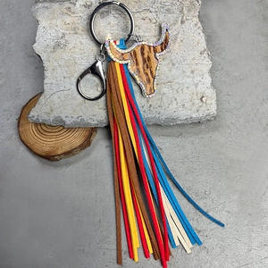 Westlicher Boho-Schlüsselanhänger mit bunten Wildleder-Quasten und Strass-Stierkopf
