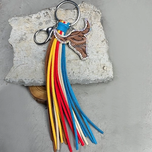 Westlicher Boho-Schlüsselanhänger mit buntem Leder-Trommelfell, Strass und Lederfransen