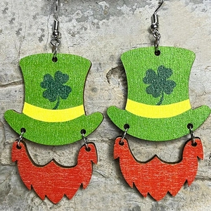 St. Patricks Day Holzohrringe mit grünem Kleeblatt Hut und orangefarbenem Bart